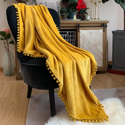 LOMAO Flannel Blanket With Pompom Fringe
