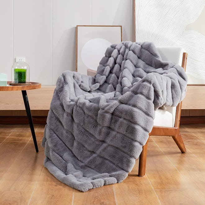 Cozy Bliss Luxury Faux Fur Throw Blanket