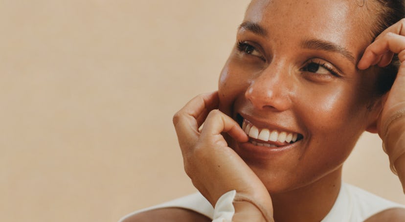 Alicia Keys looking to the right while smiling