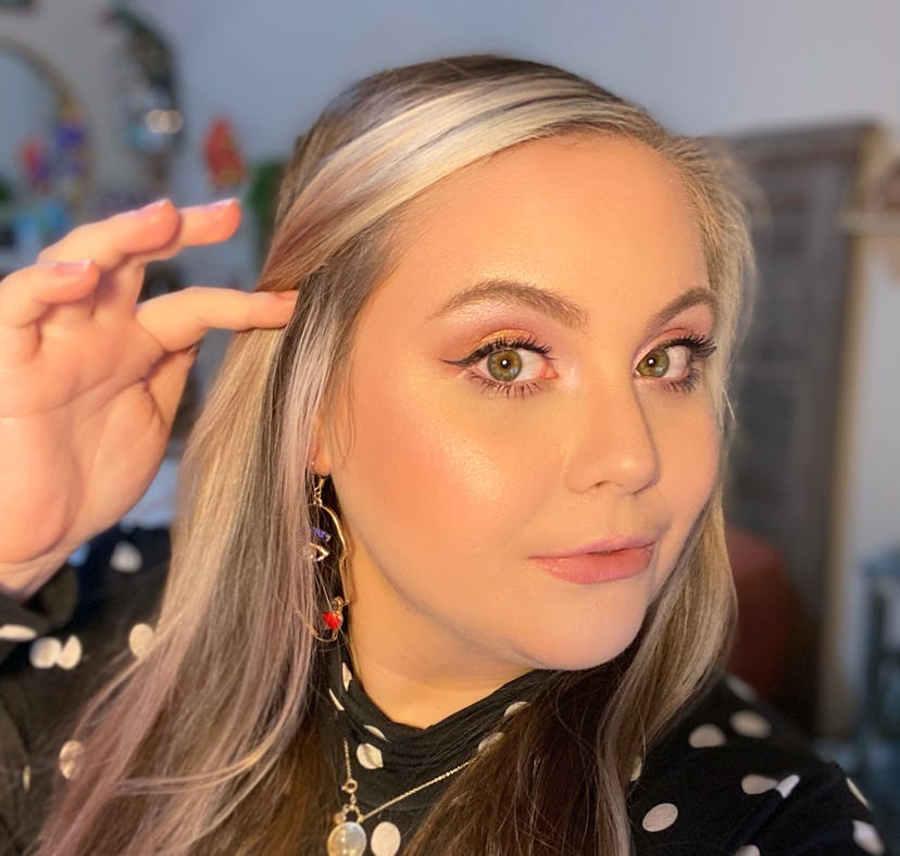 Elite Daily Senior Style Editor Theresa Massony demonstrating how and where to apply highlighter for...