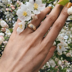The flush set engagement rings are trending for 2021 — here are 15 styles to shop if you like the mi...