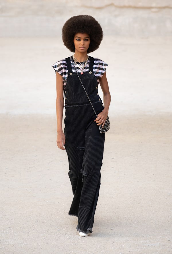 Chanel's Cruise 2021/22 Show Brought Back These 6 '90s Trends