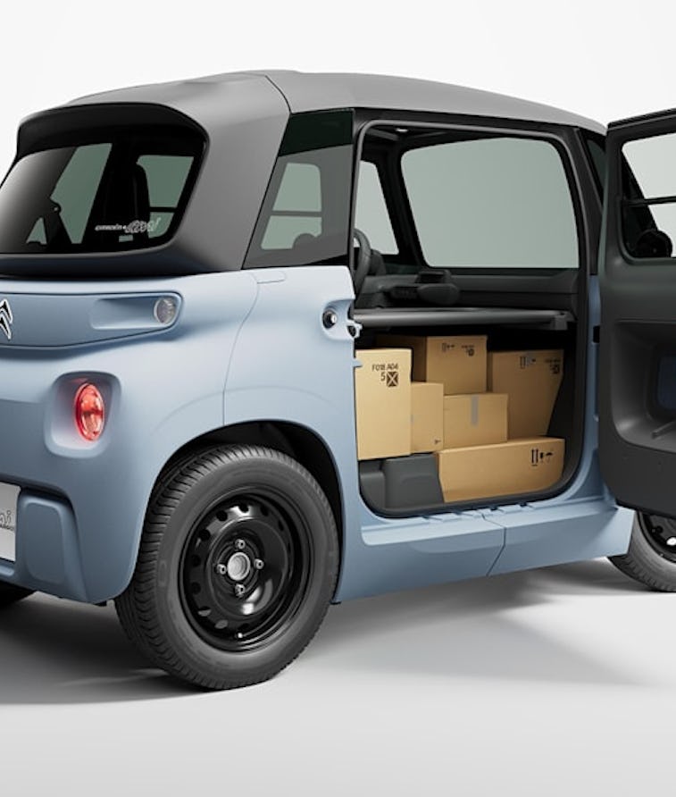 Citroën Ami for transporting cargo.