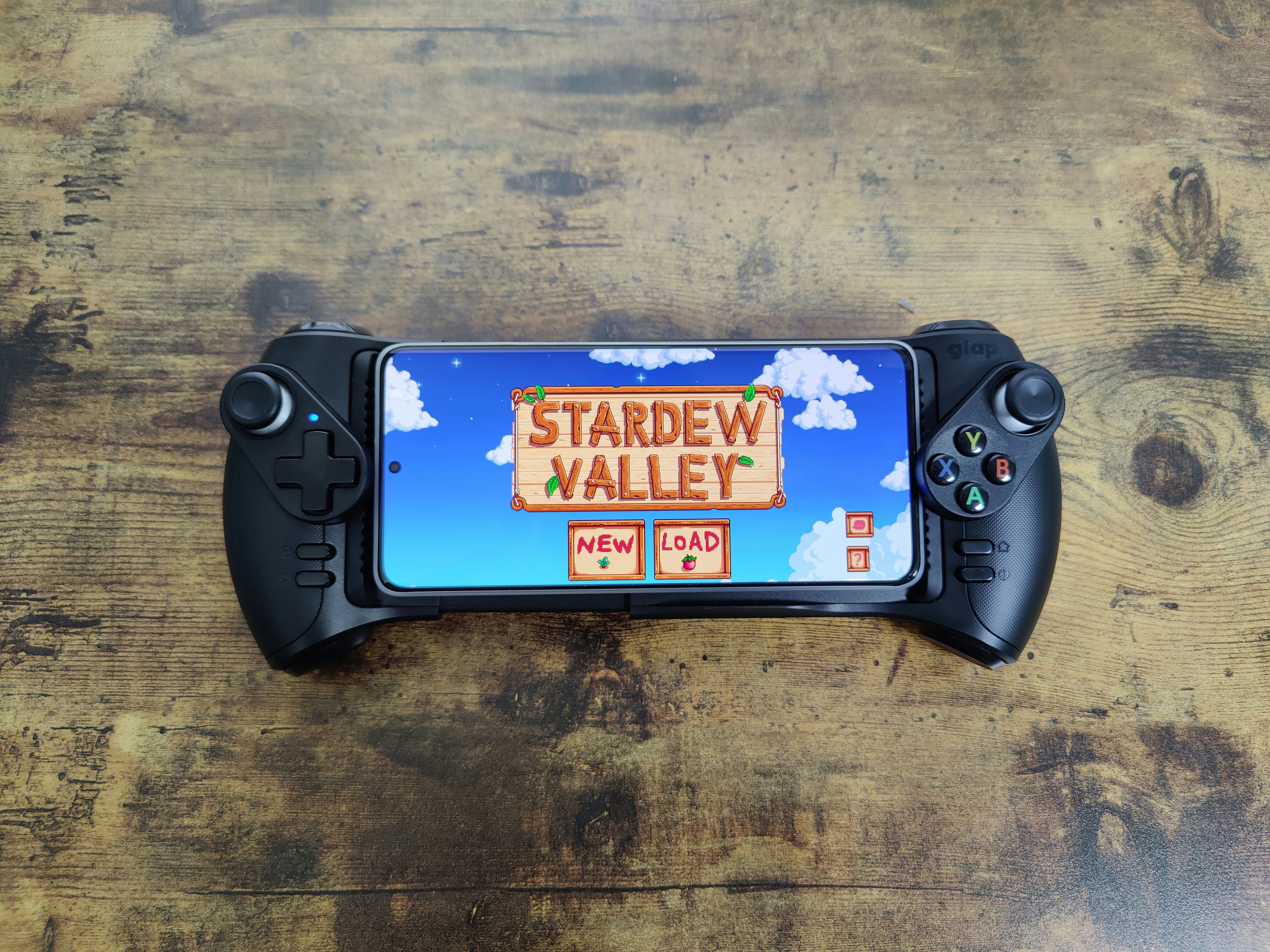 A smartphone in the Glap mobile controller.