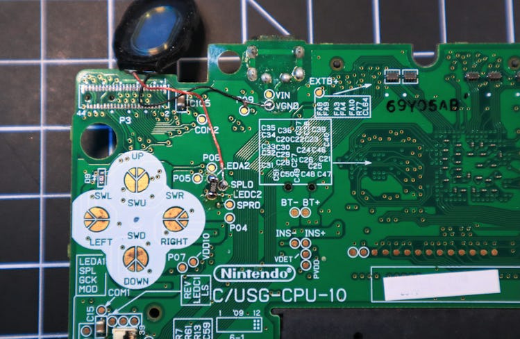 Game Boy Macro: resistor installation using tweezers