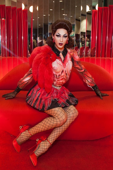 Violet Chachki in booth.Violet Chachki in pin-up style in a black-red dress and heels at DragCon