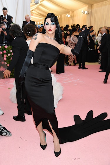 Violet Chachki in pin-up style in a black dress and black gloves at the Met Gala