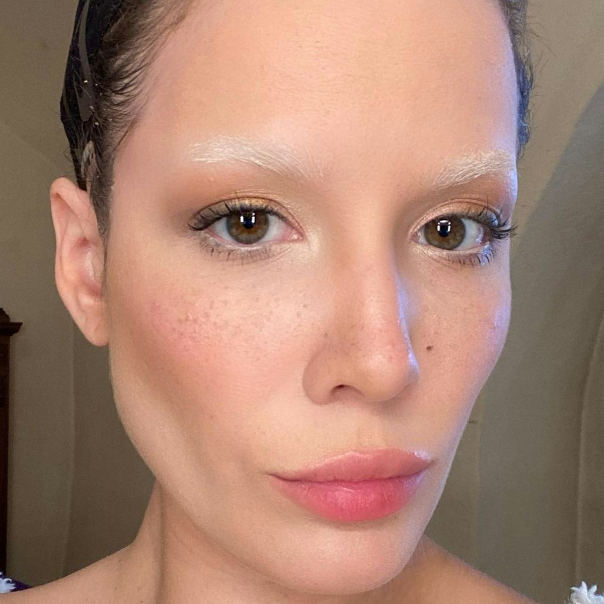 Halsey with bleached eyebrows