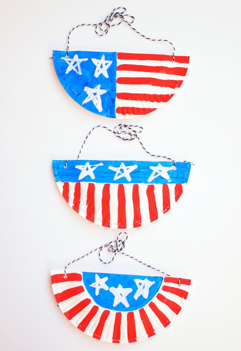 A paper plate purse is an easy 4th of July craft for kids.