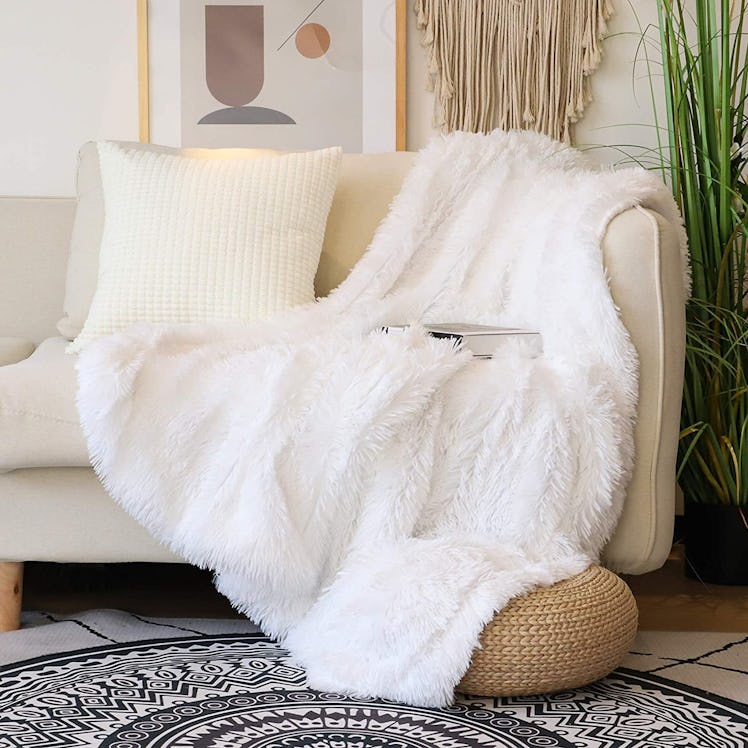 Tuddrom Soft Faux Fur Throw Blanket (50" x 60")