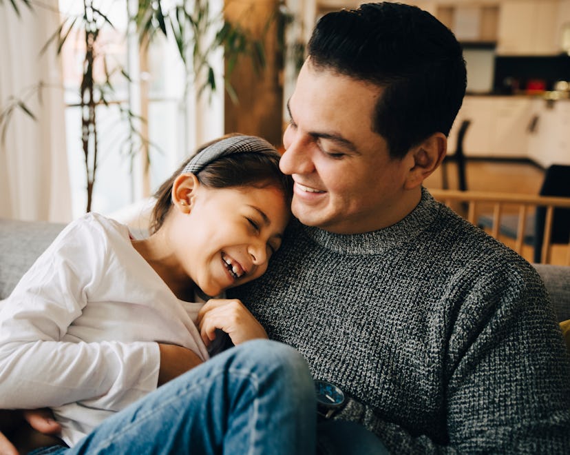 father and daughter snuggling on the couch, father's day quotes in spanish