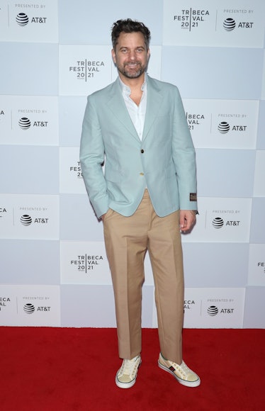 Joshua Jackson in a white button-up. light blue blazer and beige pants on the red carpet