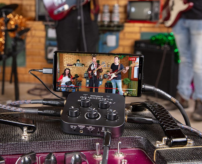 Audio equipment company Roland has made a portable sound mixer for smartphones.