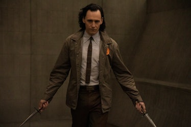 Tom Hiddleston holding daggers in Loki Episode 3