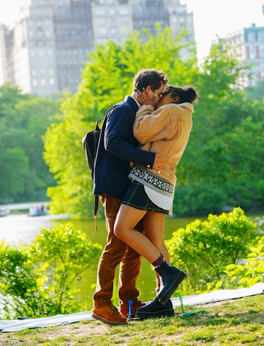 Eli Brown and Whitney Peak kissing on the set of the Gossip Girl reboot