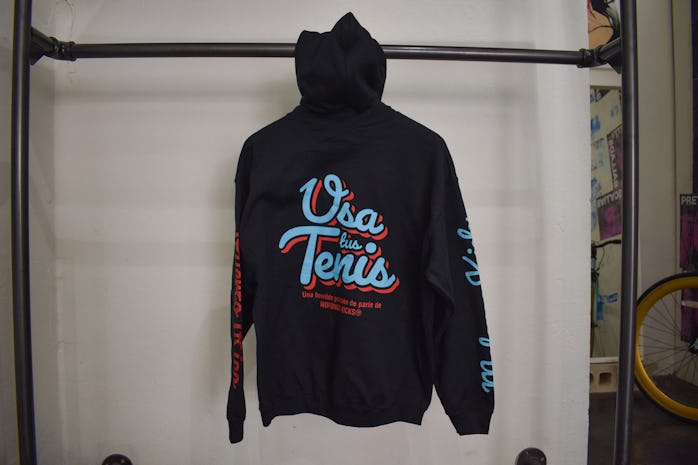 Mofongo Kicks pop-up shop usa tus tenis hoodie