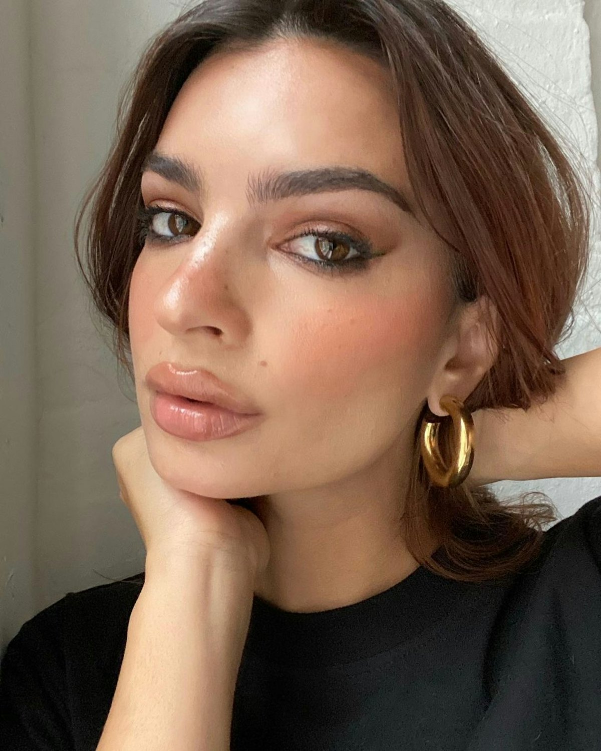 Ratajkowski shows off a natural glow punctuated by a bronze lid and glossy lip.