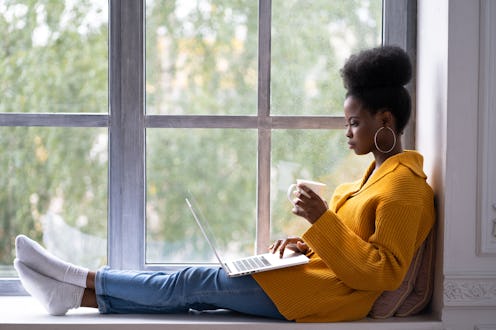 A woman sits alone with social anxiety from post-pandemic anxiety.