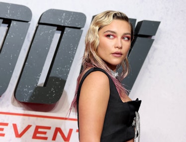 Florence Pugh with pink hair. 