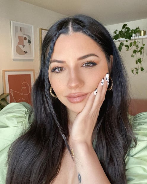 Celebrity hairstylist Justine Marjan walks Bustle through five easy early '00s looks — from claw cli...