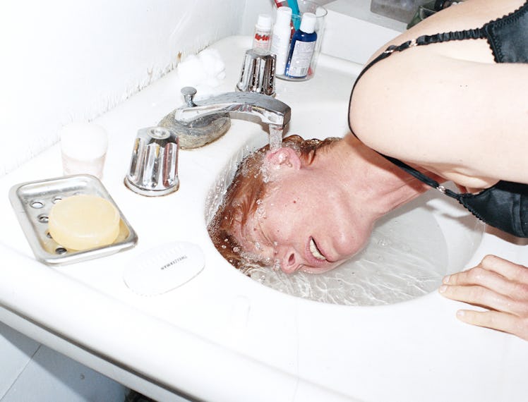 Tilda Swinton sticking her head under the sink