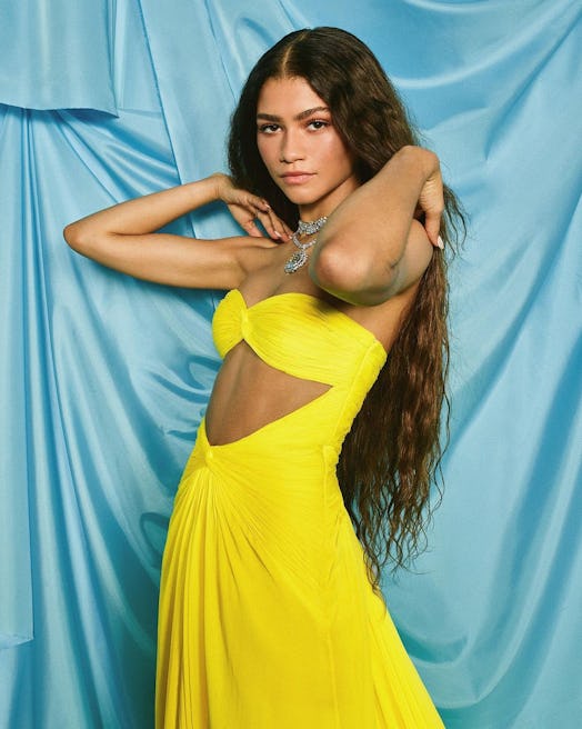 Zendaya posing in yellow gown at Oscars