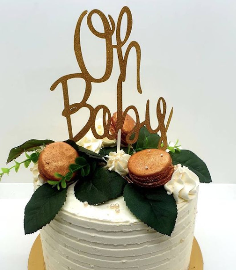 Baby shower cake that says "oh baby"