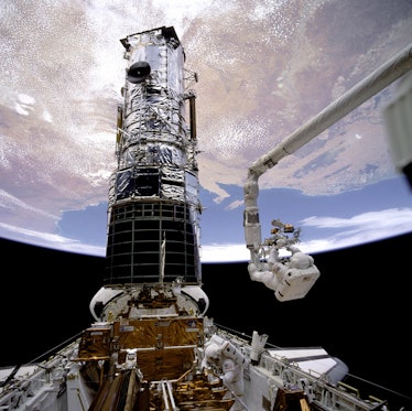 fixing Hubble mirror in space