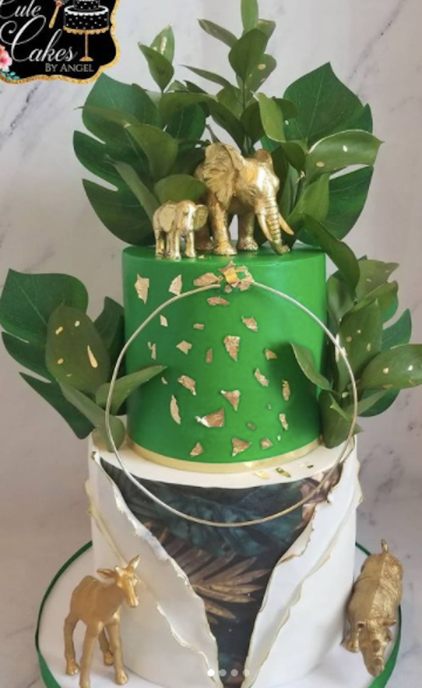 Cake topped with elephant and rhinos