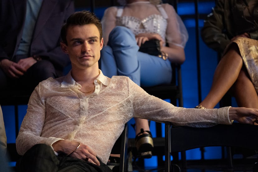 Thomas Doherty playing Max Wolfe in 'Gossip Girl' wearing a lace shirt.