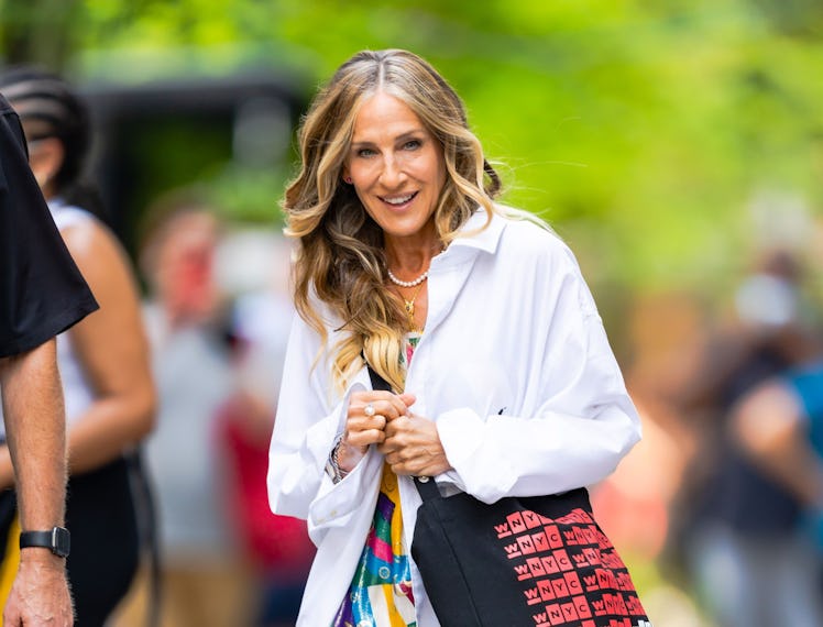 Carrie Bradshaw with tote bag.