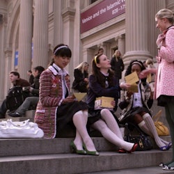 A screenshot from the original Gossip Girl showing Blair Waldorf giving Jenny Humphrey a party invit...