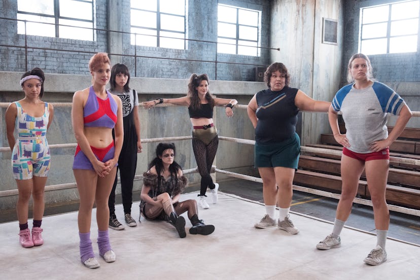 Stars of 'GLOW' gather together in a practice ring during Season 1.