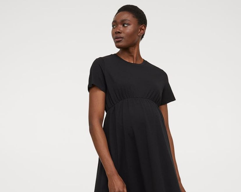 woman wearing an H&M maternity dress