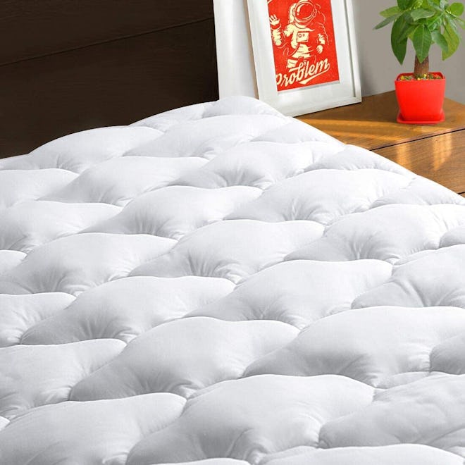 The TEXARTIST option is one of the best cooling mattress protectors with deep pockets.