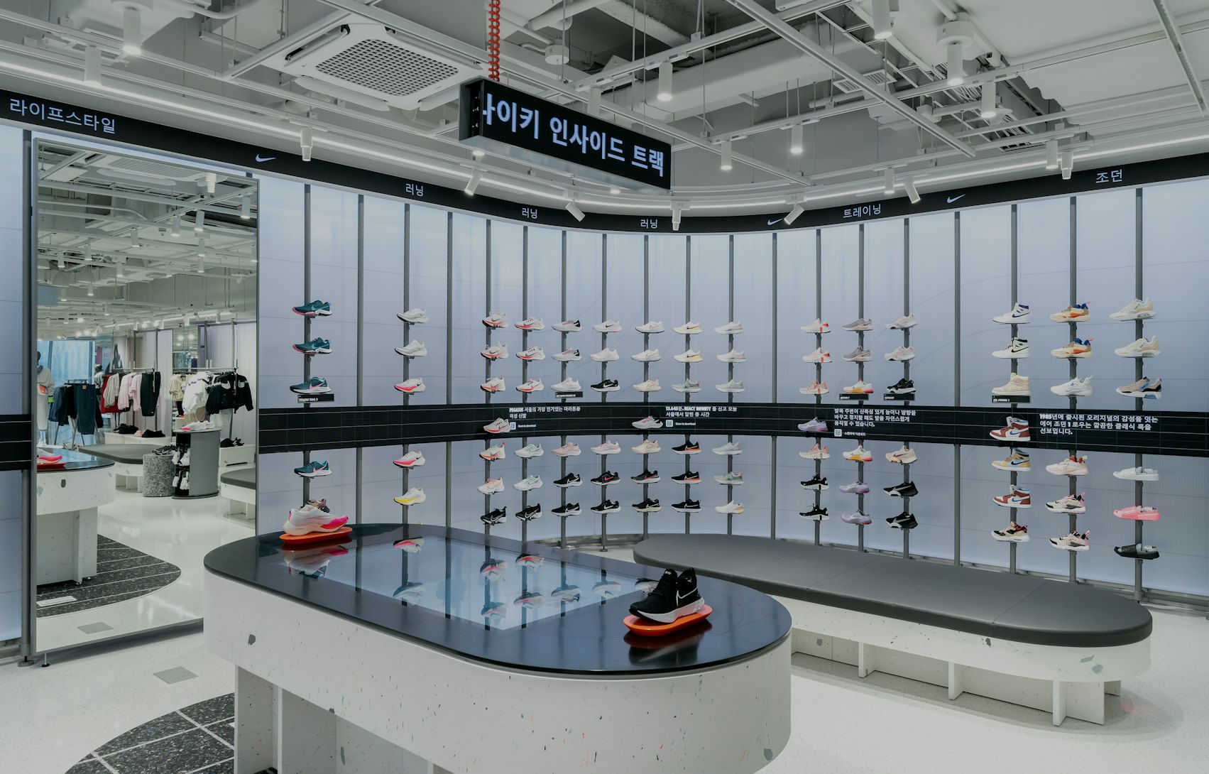 Vete Gepland heel veel Nike's new immersive 'Rise' store is a wild, high-tech shopping experience