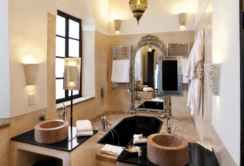 Riad Farnatchi hotel bathroom