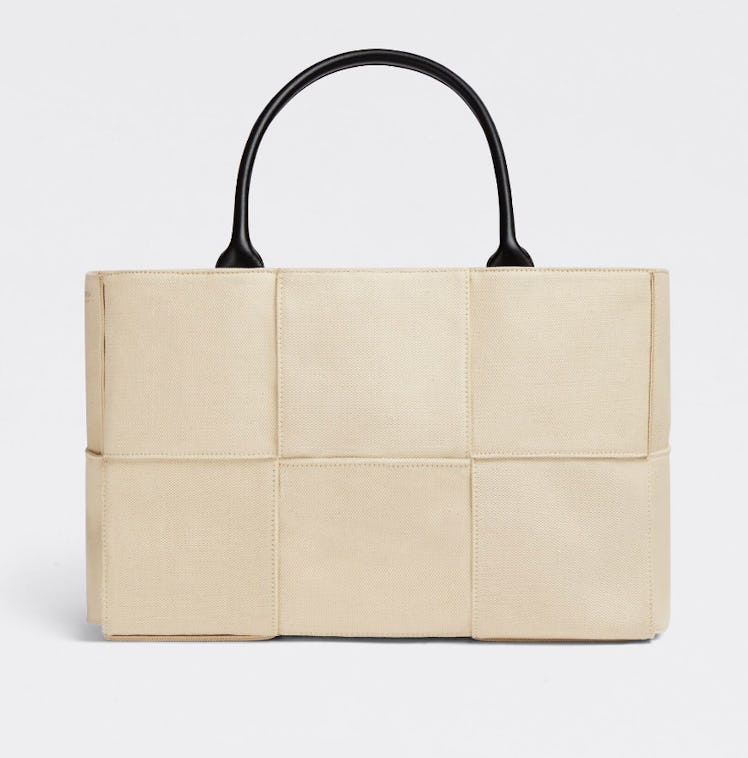 Bottega Veneta Arc Tote in naturale nero. 