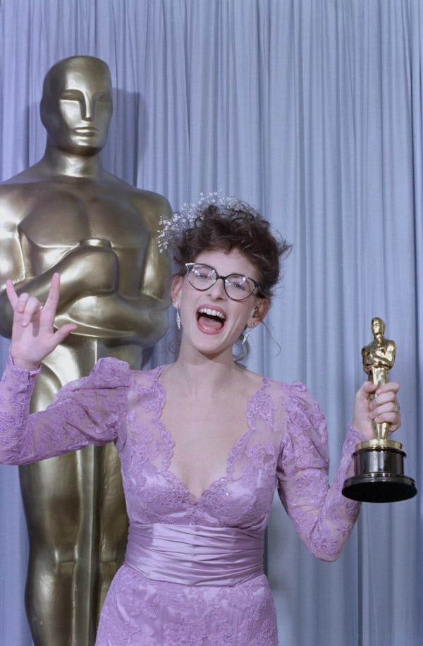 Marlee Matlin holds her Oscar at the 1987 Academy Awards.
