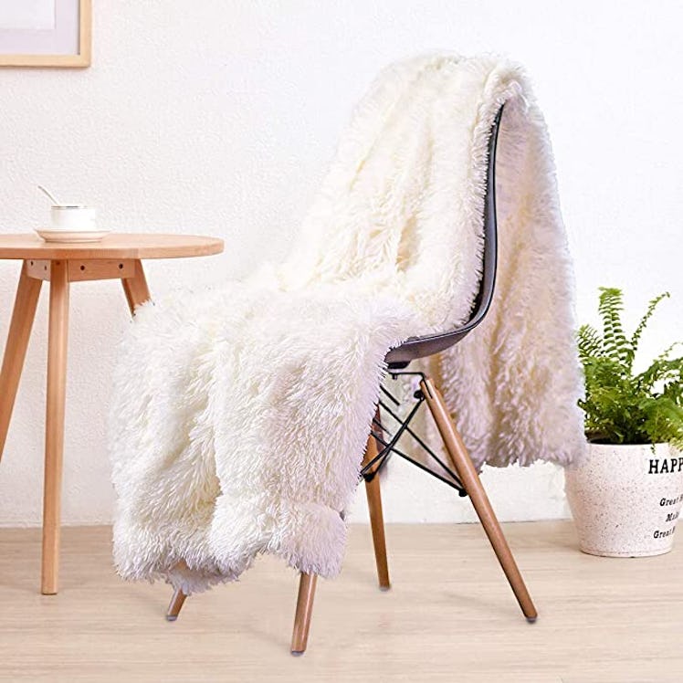 LOCHAS Shaggy Faux Fur Blanket