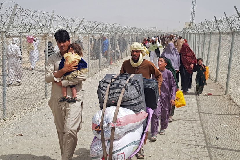 Stranded Afghan nationals arrive to return back to Afghanistan at the Pakistan-Afghanistan border cr...