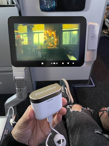 Bower & Wilkiins PI7 review: setup for in-flight movies on plane using USB-C-to-3.5mm cable