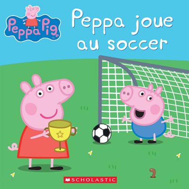 Cover art for Peppa Pig: Peppa Joue Au Soccer; Peppa and George playing soccer