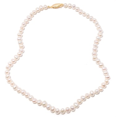 Fraiser Sterling's pearl necklace in 14k gold. 