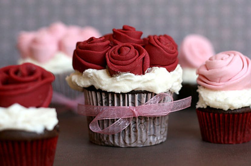 Image of a cupcake topped with fondant roses from the website Bakerella.
