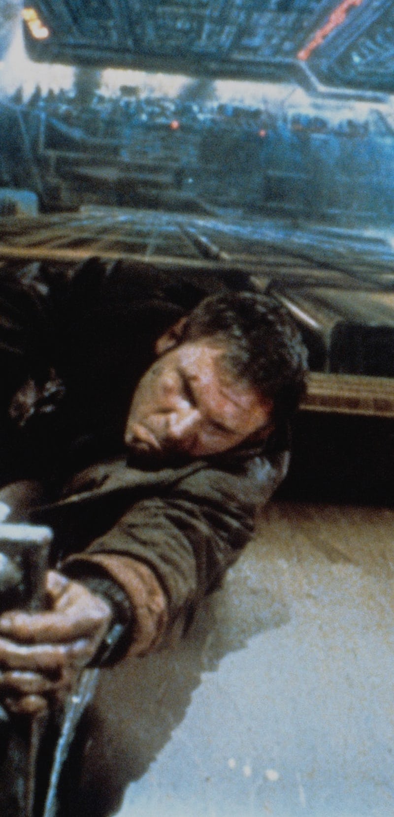 Deckard hanging from roof ledge in Blade Runner