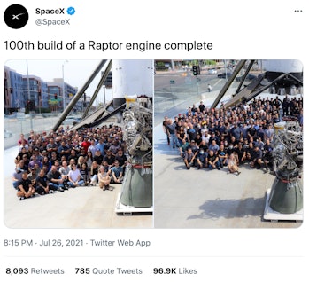 Kompletny setny silnik Raptor firmy SpaceX.