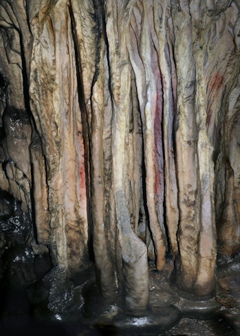 Close-up view of one of the curtains with red markings in Cueva de Ardales from panel II.A.3.
