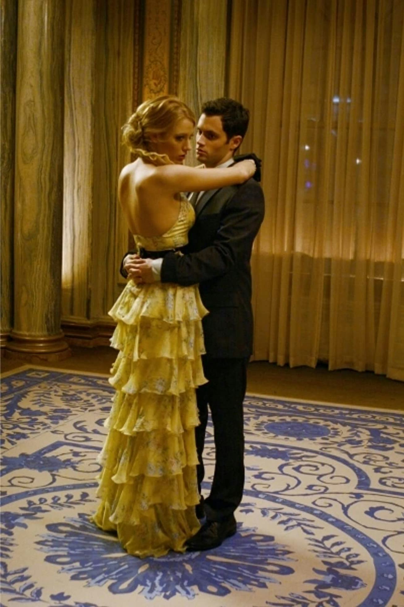 Serena Van Der Woodsen hugging her boyfriend Dan Humphrey