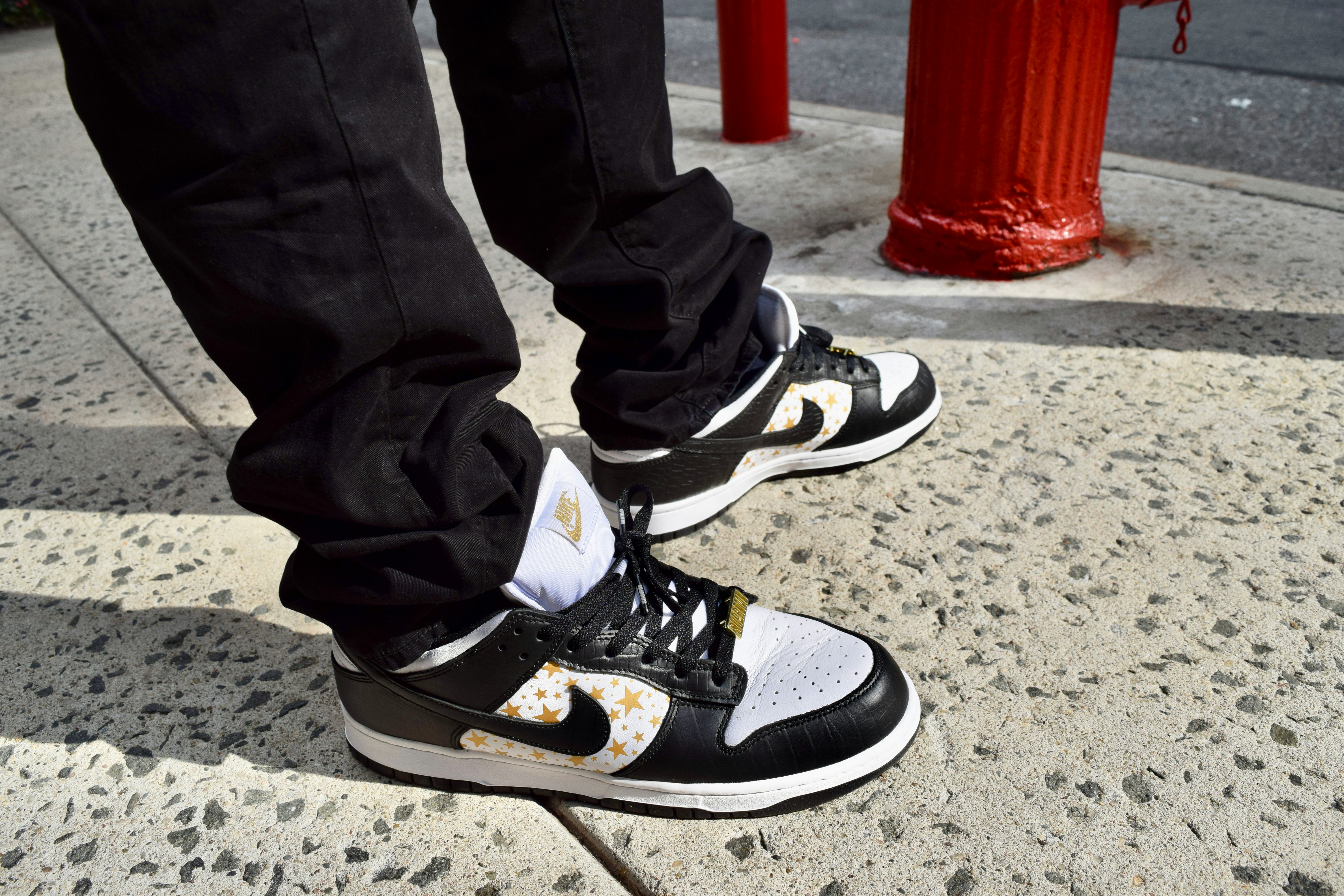 Supreme sb dunk 2024 low on feet